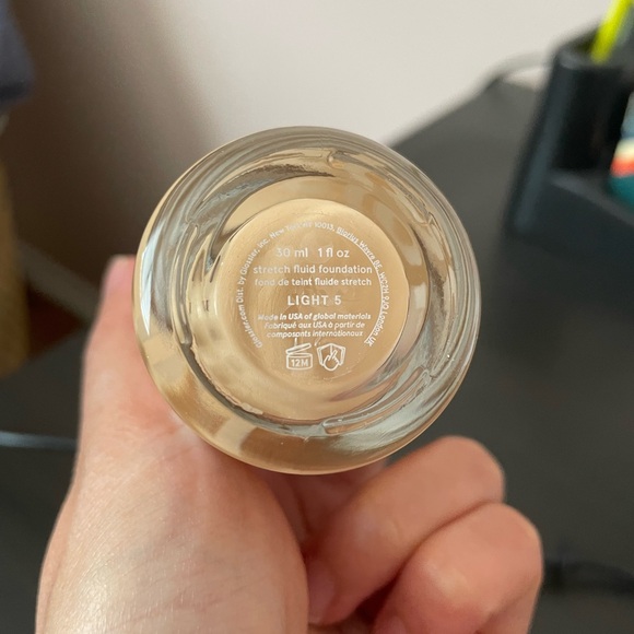 Glossier stretch fluid foundation - light 5 - tested twice - Picture 5 of 5